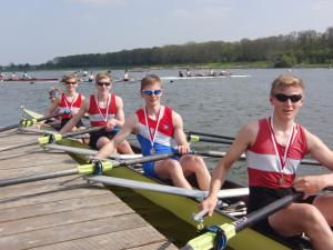 Leichtgewichts-Doppel-Vierer um Linus Wollenweber, Niklas Hölscher und Eike Steinert, die mit Konstantin Jaep vom HRC als Renngemeinschaft an den Start gingen.